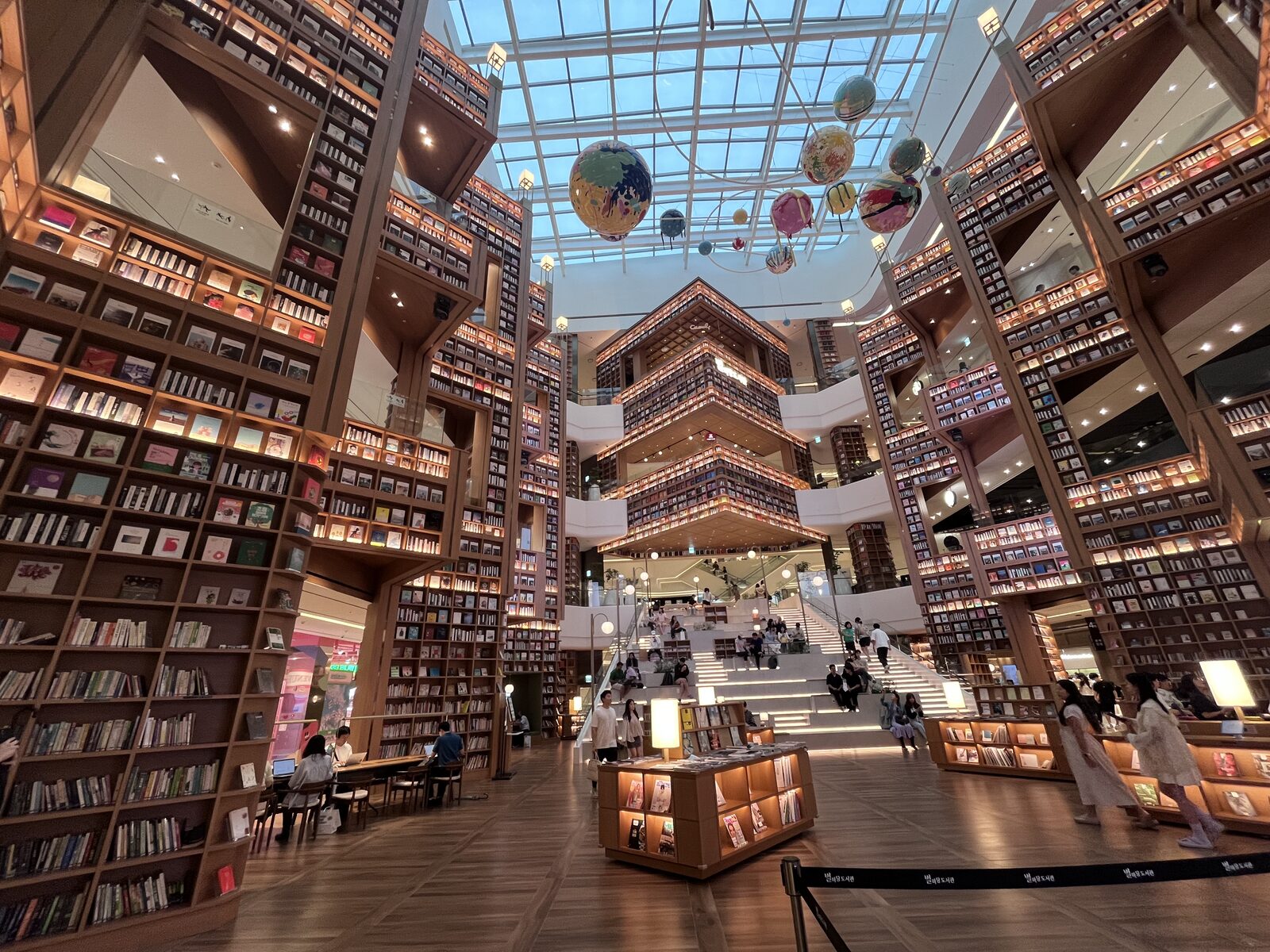 Starfield Library i COEX — en katedral af bøger.