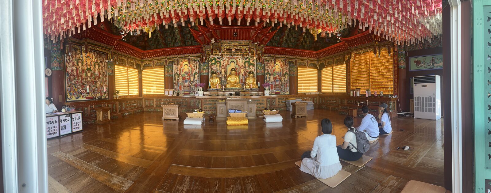 Stilhed under lotuslamperne i et koreansk tempel.