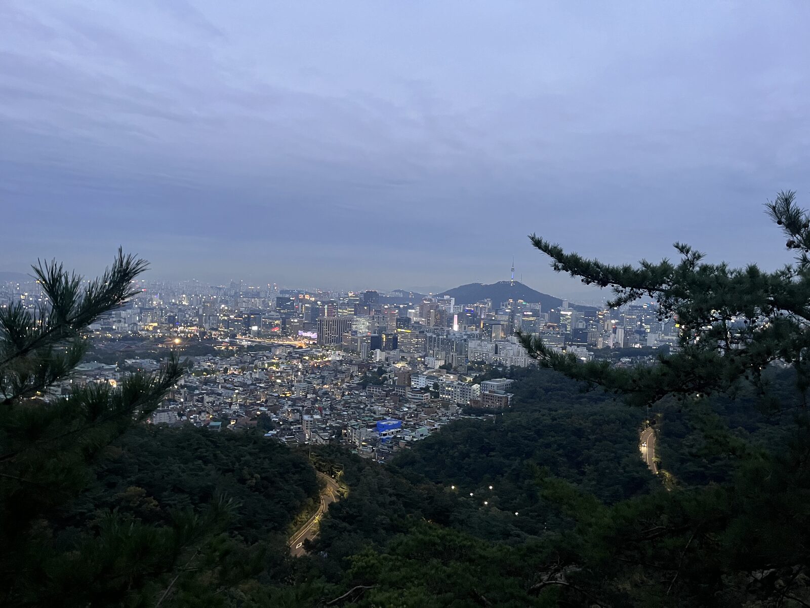 Skumringen over Seoul, set fra Inwangsan-bjerget.