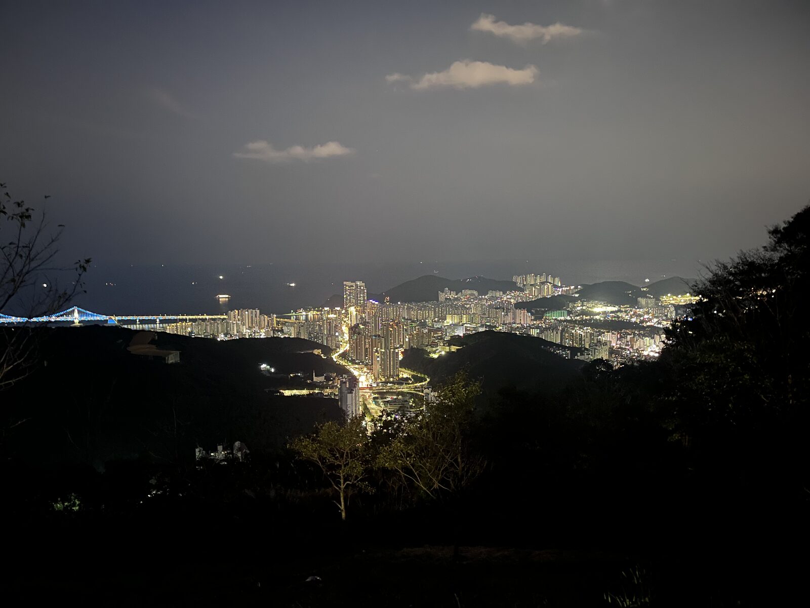 Busan by night — Gwangan-broen lyser op i horisonten.